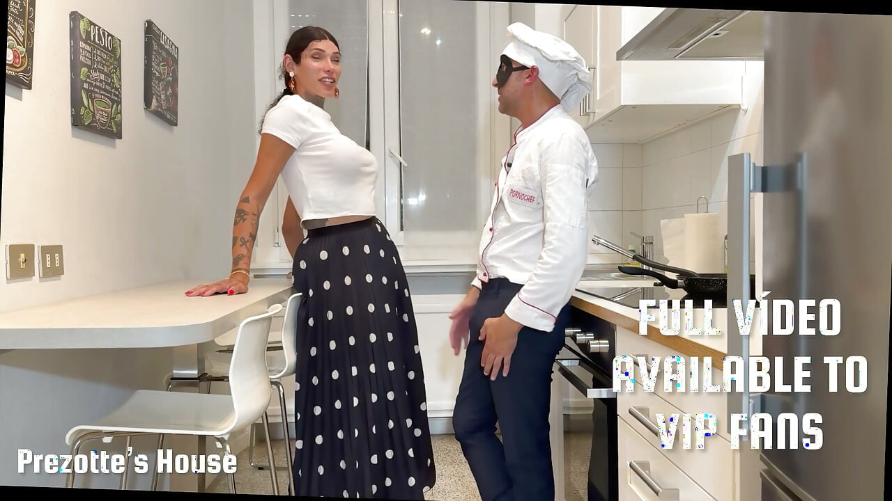 Abonneer je nu en bekijk dit en andere, neuken in de keuken van Prezotte's huis, kok neukt zijn assistent op het werk.