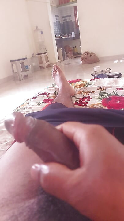Aunti ki Chhoti Baiti Patali Si Mujhe Bahut pasand huaa uska Pichhe ka bahut bada Sa Hai uska chalati hai to