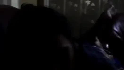 Hintli kız arkadaş zevk almak istiyor