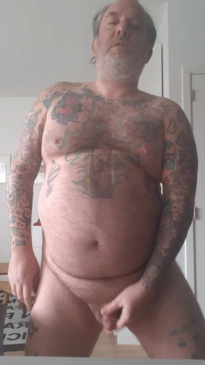 Subfaggot si masturba