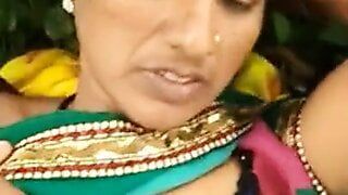 Esposa Marathi fodendo ao ar livre