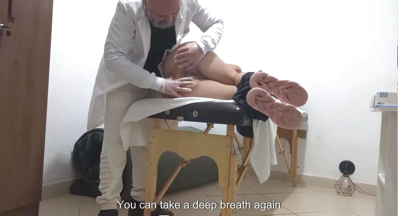 Examen anal realizado por un proctólogo real