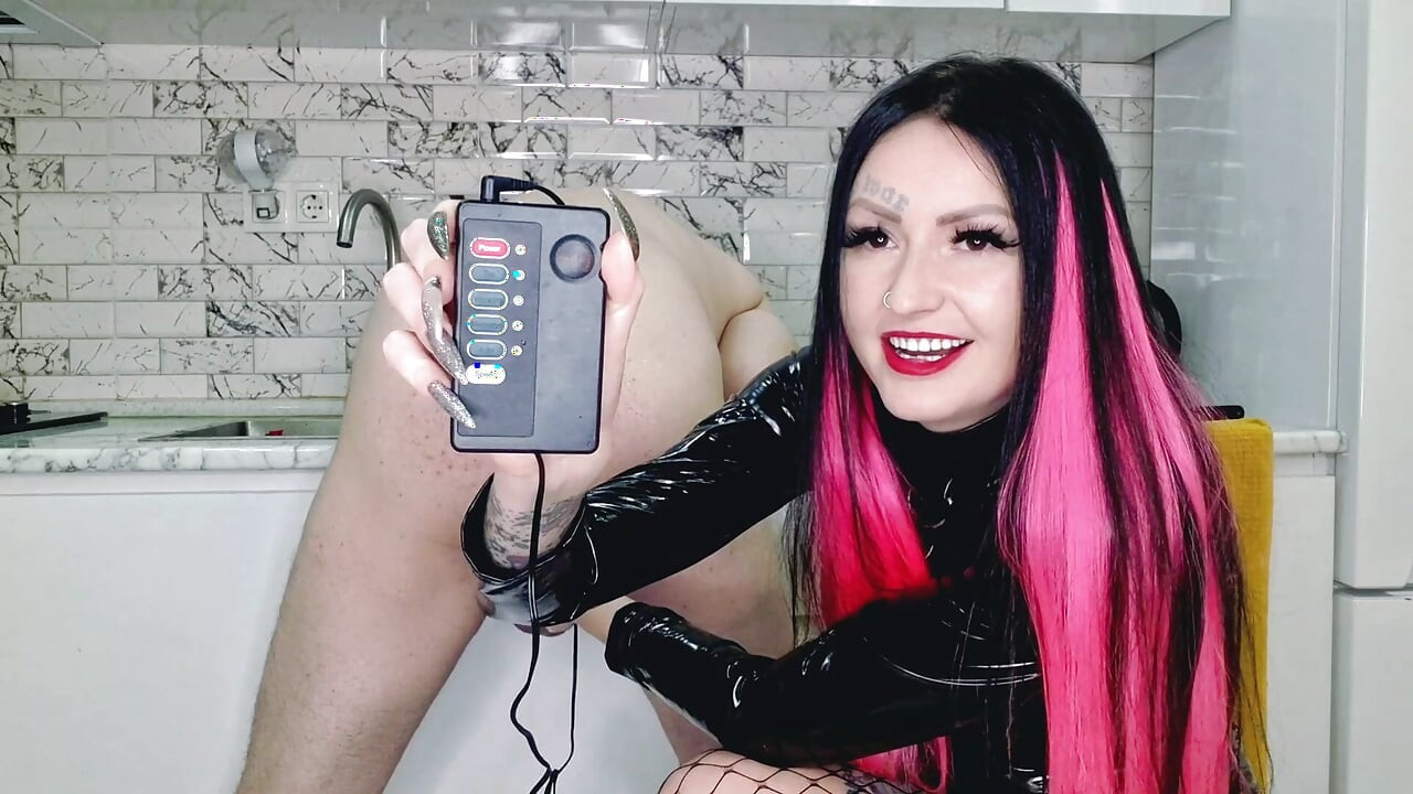 Um jogo divertido de eletroestimulação para o ânus de um escravo. Dominatrix Nika bate na próstata de um homem enquanto usa um cinto de castidade.
