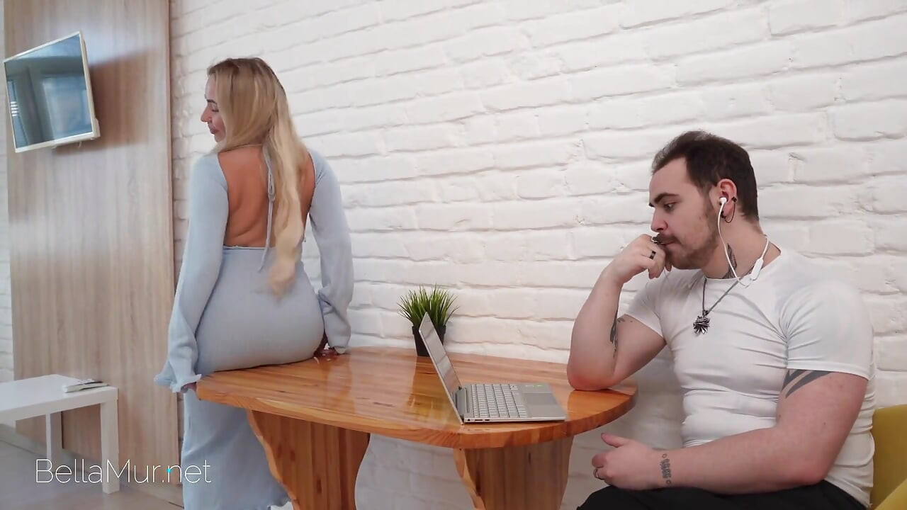 Už nemohla čekat! Měla sex s manželem přímo během jeho pracovního hovoru!
