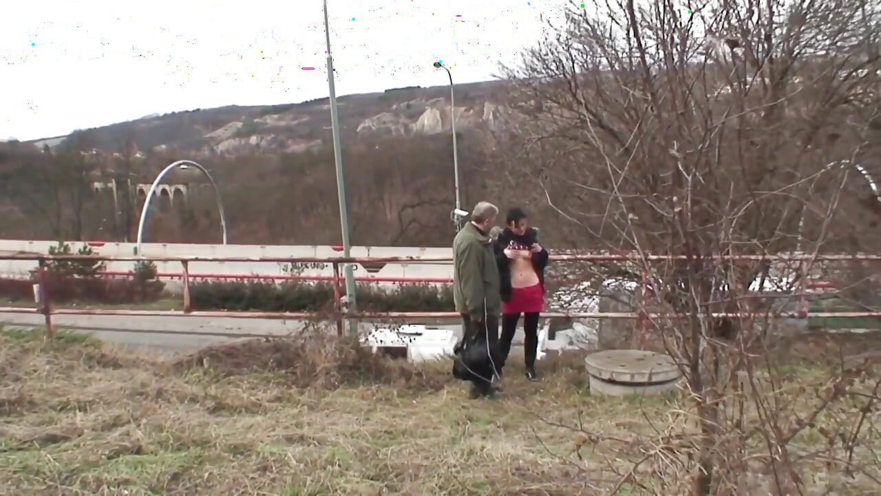 Está frio no parque e a jovem morena com pequenos peitos naturais é aquecida por um velho e engole toda a porra