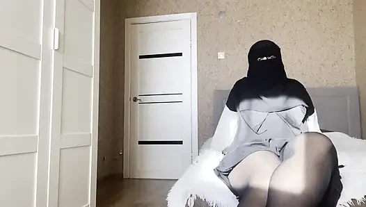 Ibu tiri Arab dengan pantat montok pakai stoking ketat