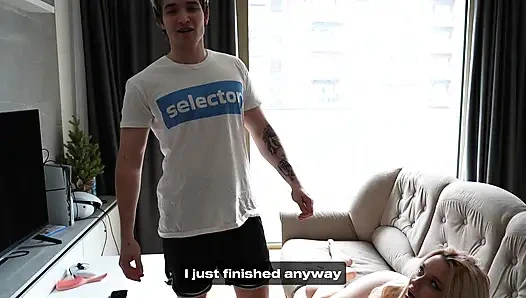 Nasıl fark etmedi? Aptal kocamı yan odada aldatıyor