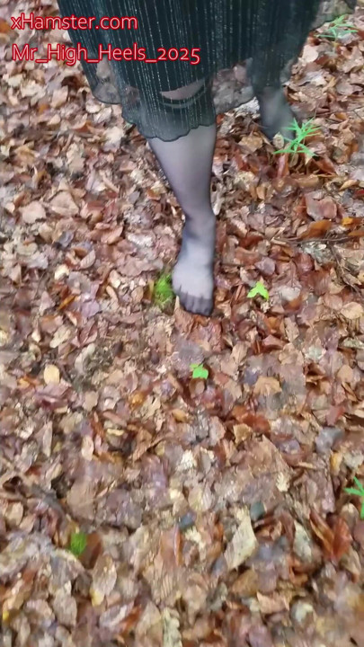 En medias de nylon en el bosque.