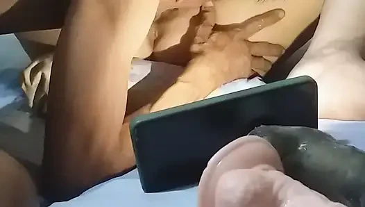 Onun ıslak amcığını yemenin tadını çıkarıyorum