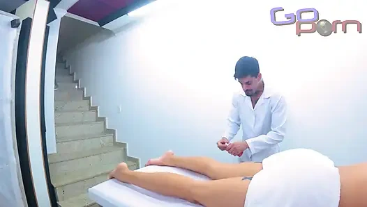 Pijat pada wanita Brasil berakhir dengan seks panas