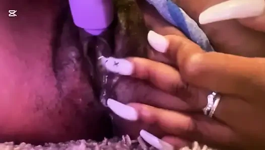 Bir lezbiyen üvey erkek kardeşi için mastürbasyon yapıyor