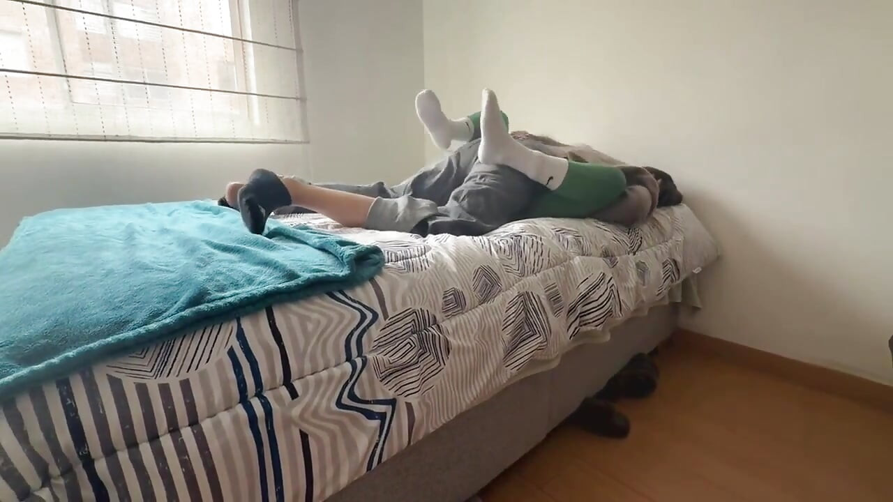 Så deilig å kjenne vulvaen din over leggingsene og deretter ta på oss for å komme