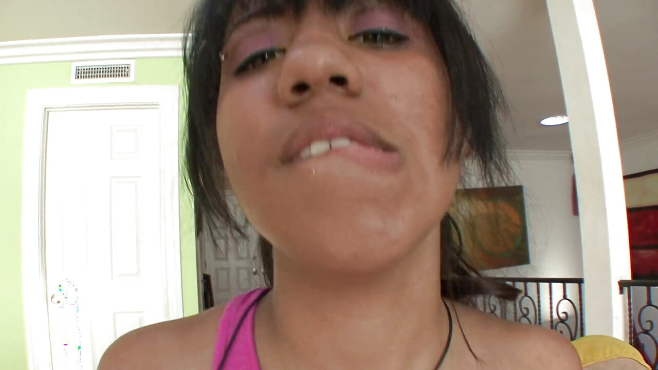 Jovencita encantadora en garganta profunda con camisa rosa