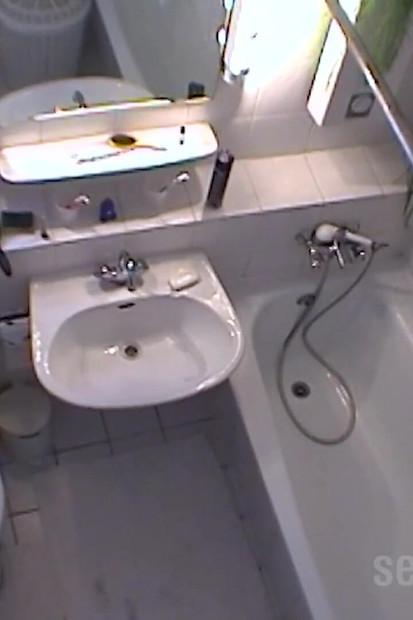 Plavuša u hotelskoj kupaonici