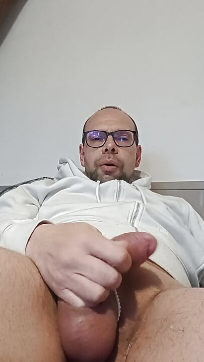 Falo e explico que sinto meus testículos quicando e isso acaba me fazendo ejacular