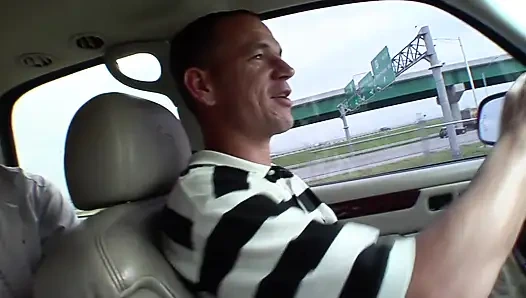 Молодую красотку с круглой задницей трахают после пикапа