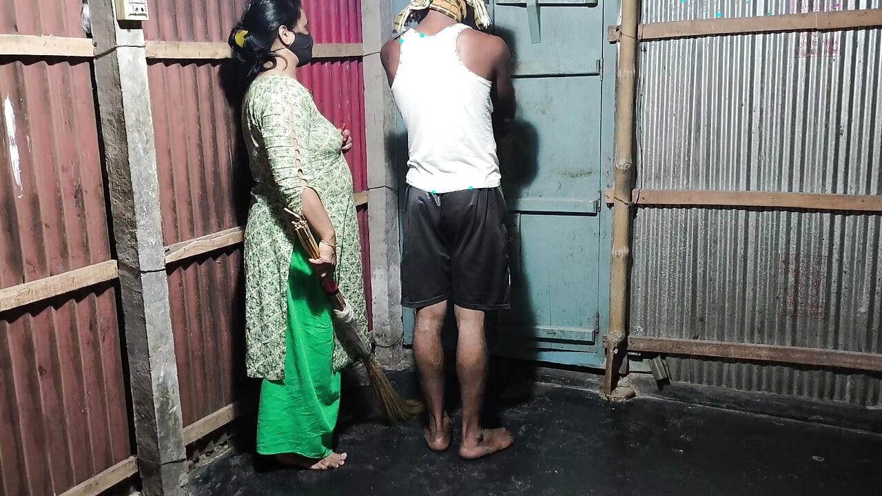 חיבקתי את הדודה שלי והתחלתי לזיין אותה בתחת