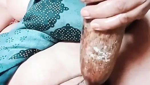 Ibu rumah tangga india lagi asik muncrat di memek sempitnya