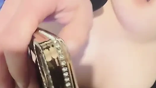 Coli sambil coli di toket pacar yang sempurna