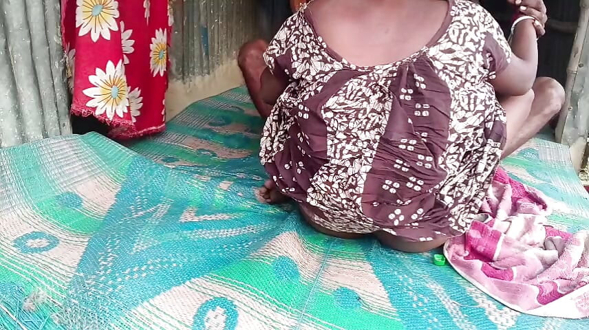 Desi bhabhi apni devar se gand chudati hai