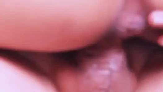 Kontrolünü kaybedene kadar çılgınca sert yarağının üzerinde zıplıyor.