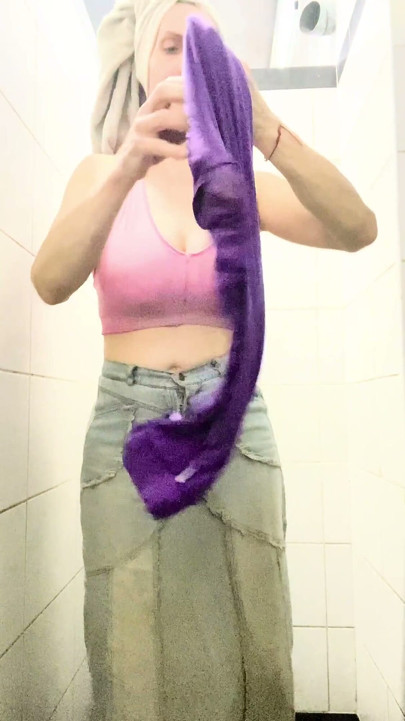 Masturbando no chuveiro da academia