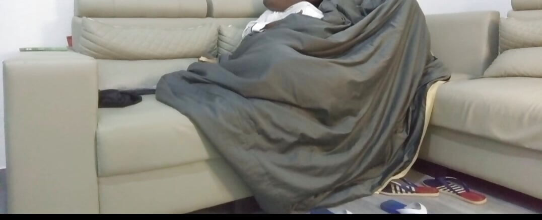 Estava muito frio assistindo um filme, ele me ligou e me fodeu depois que eu voltei da viagem, oh que grande foda!