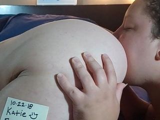 Culo a boca en cajero automático para esclava comiendo chica embarazada