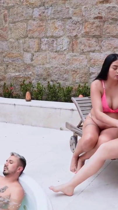 "유부녀와 임신한 두 여자와 함께하는 환상을 충족하는 결혼한 남자"의 기억에 남는 순간