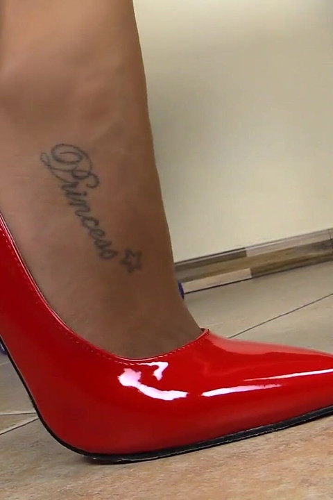 Fantastic brunette daniela in close up foot fetish scene