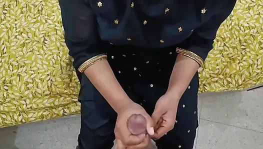 Hintli üniversiteli genç kız beş yıl önce erkek arkadaşıyla tanıştı ve açık havada domaltarak sert sikişiyor