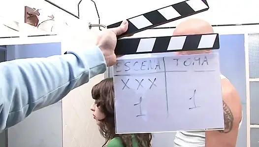 Badezimmer-action mit brünette mit kleinen titten