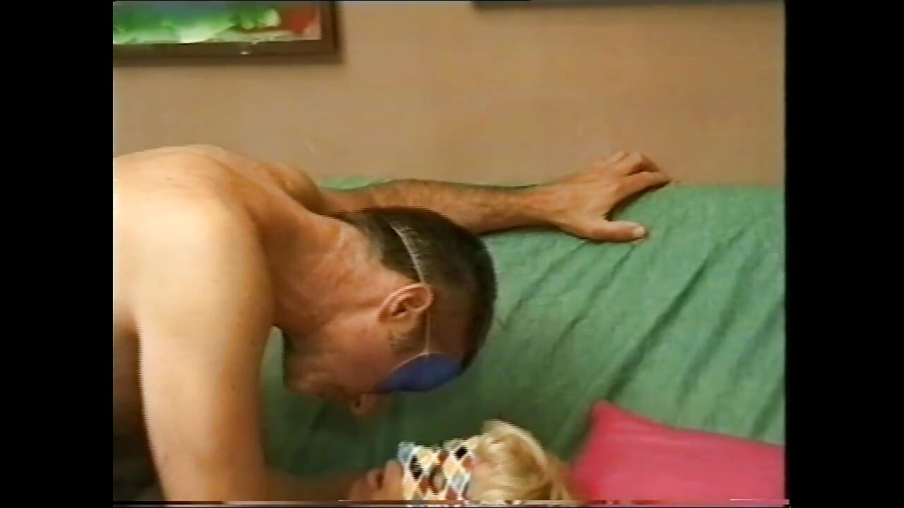 Ateşli aldatan evli kadınlar maskeli genç yetenekli aşıklar tarafından sikiliyor (tam film)