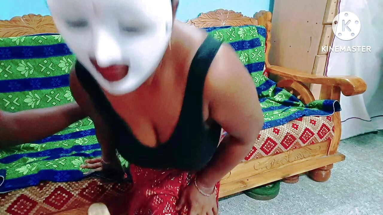 O umbigo quente da tia vizinha chupa com mel por garoto indiano - tamil conversa suja com gemido alto