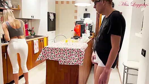 Bakire üvey erkek kardeşinin üvey annesinin beyaz taytının içinden geçtiği durdurulamaz ve beklenmedik ereksiyon