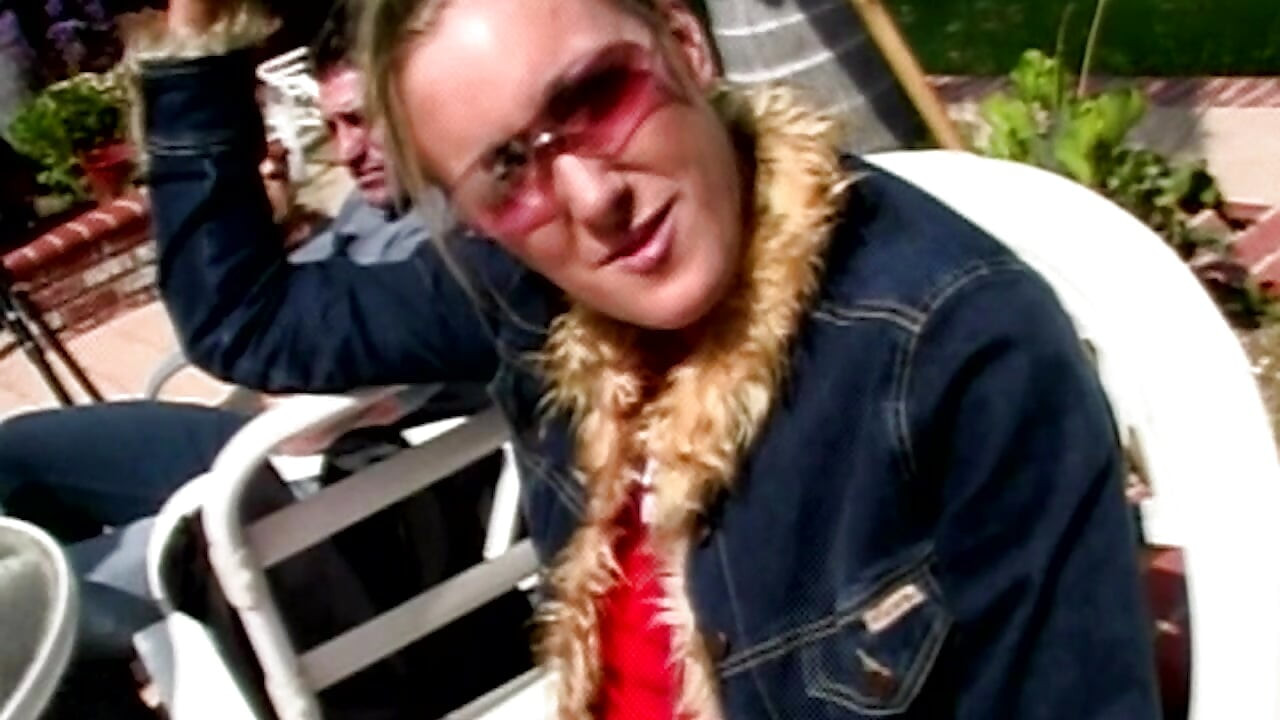 Interrassischer Anal-Urlaub: Heiße Blonde im Freien