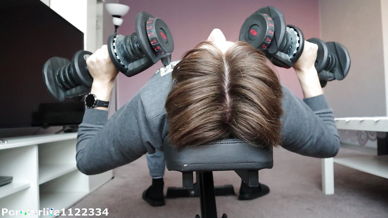 Dominantes mädchen liebt es, mitten im training auf meinem gesicht zu sitzen
