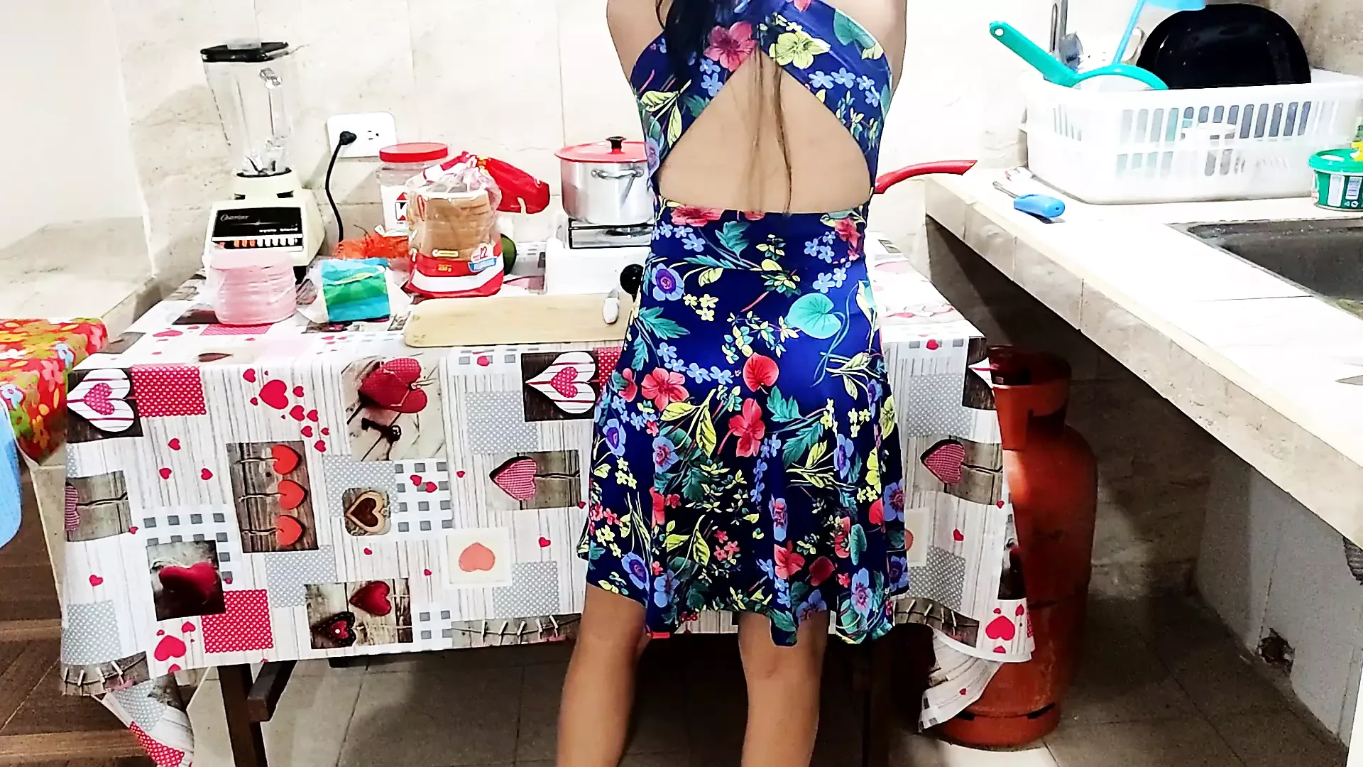 彼女が一人で家にいるときにキッチンで美しい女の子を犯す-彼女には食べさせない