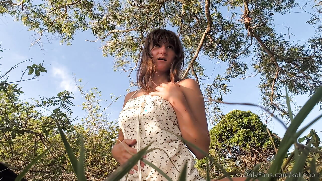 Belle fille mignonne de 18 ans, masturbation risquée sur la plage nue en public à l’extérieur, corps parfait, brune