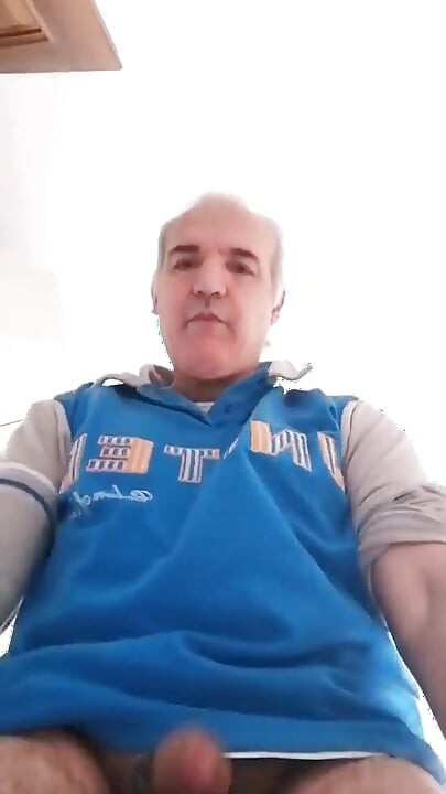 Tu entends le bruit de ma main qui se branle sur ma verge dure et gonflée