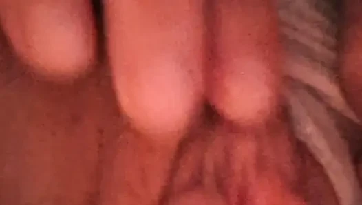 Sinsice doruğa sahip orta yaşlı seksi kadın amcık parmakla tek başına oynuyor