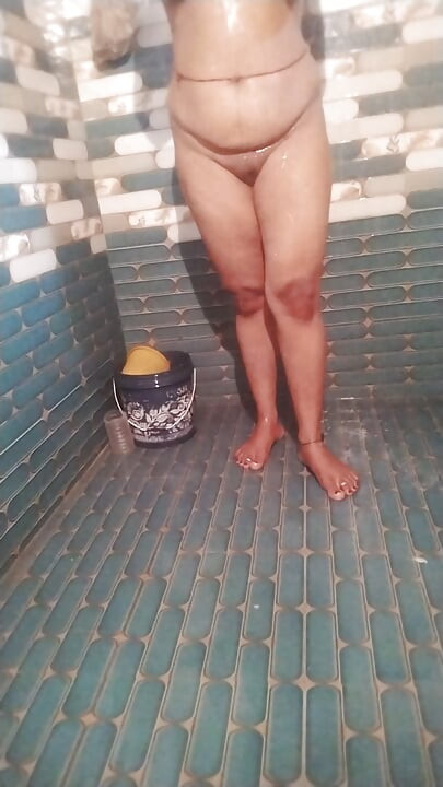 Indian desi bhabhi bathroom chan korche tar video