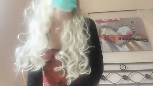 Ne iyi bir hemşire! Tüm fitilleri üstüne koyuyor ve sadece bu değil