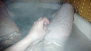 Lavando bolas no banho com vapor subindo