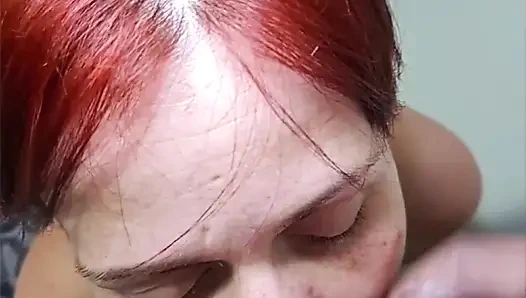 Rothaariges Camgirl Beweist, Dass Sie Die Königin Der Tiefen Kehle Ist