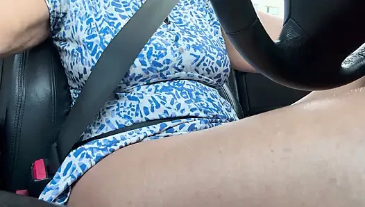 Elegante stiefmutter ist auf dem Weg zur arbeit gute stimmung und wird von einem neugierigen fahrer angesprochen