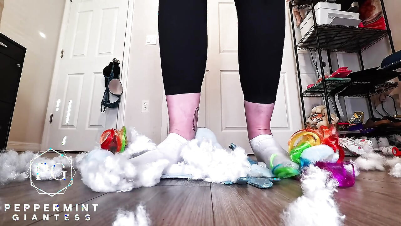 67 Giantess w brudnych skarpetkach Powoli niszczy ogromne plushie do sztuk Rozmiar 16 Zniszczenie