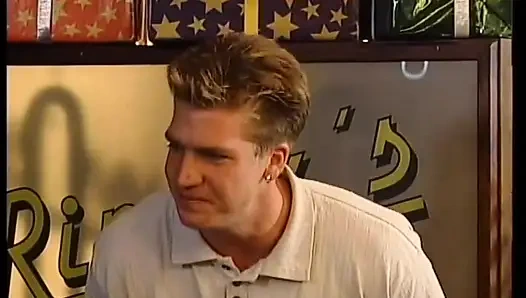 Cewek sange rambut pirang ini ngentot sama teman suaminya sendiri