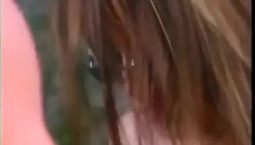 Длинноволосый чувак трахает сучку на улице в парке и Com повсюду в ее солнцезащитных очках.