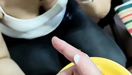 Quickie! Blowjob und sperma auf ihre frankfurter! (und Schwarze Jeans)